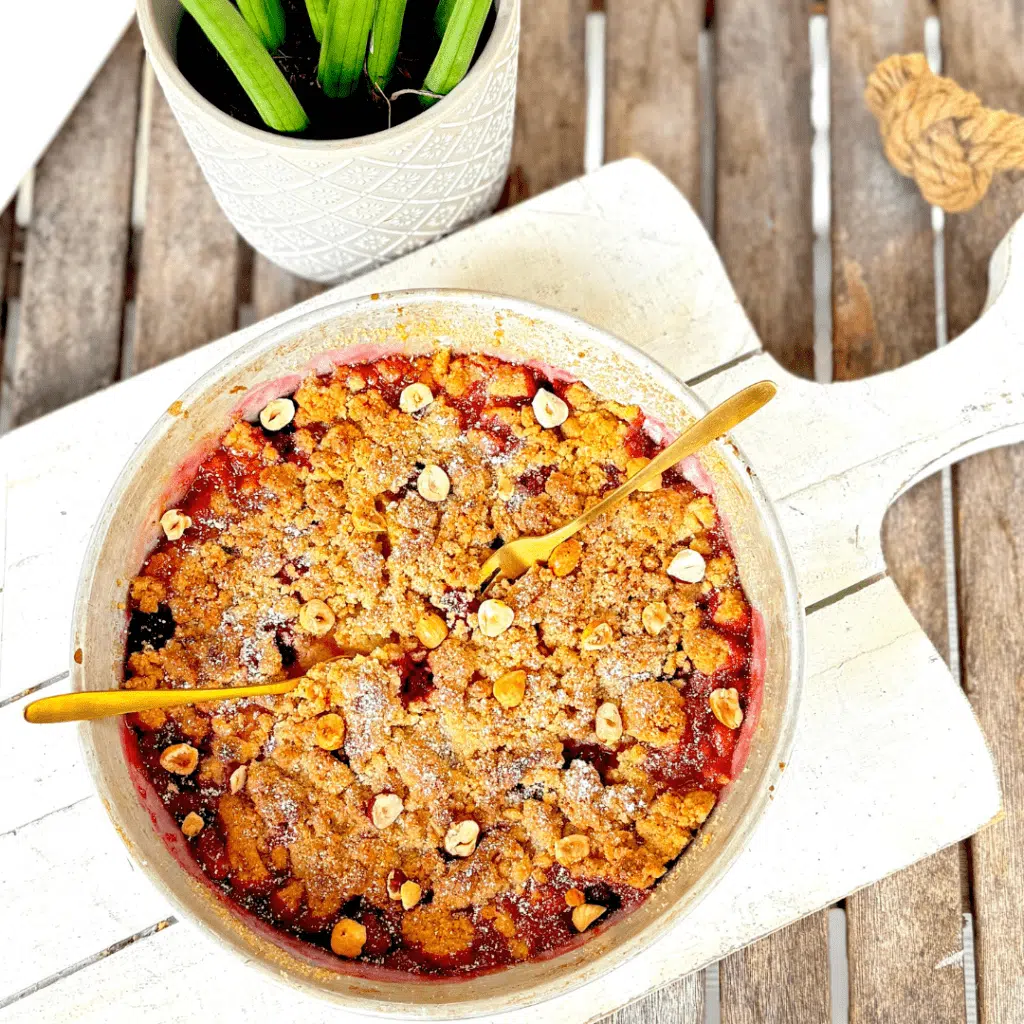 Crumble Pêches Framboises : Un Dessert Fruité et Healthy pour Toutes les Occasions 1 1 1024x1024