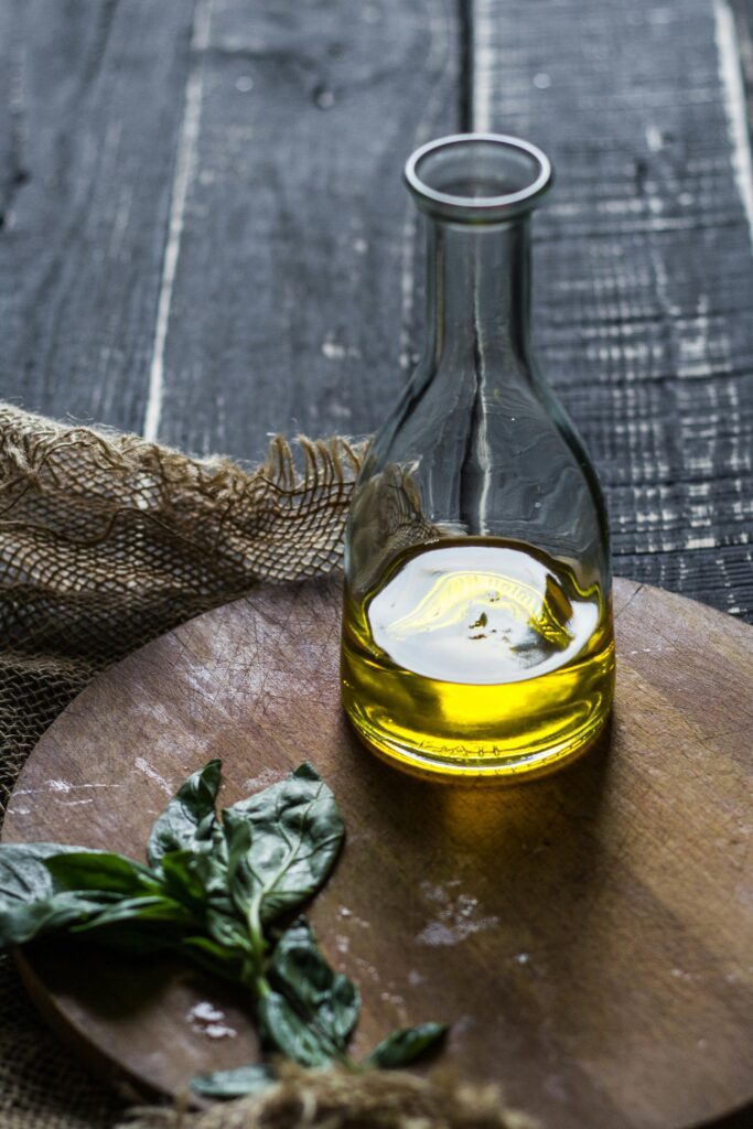 Huile Parfumée au Basilic : Une Touche Aromatique pour Vos Plats HUILE AU BASILIC 683x1024