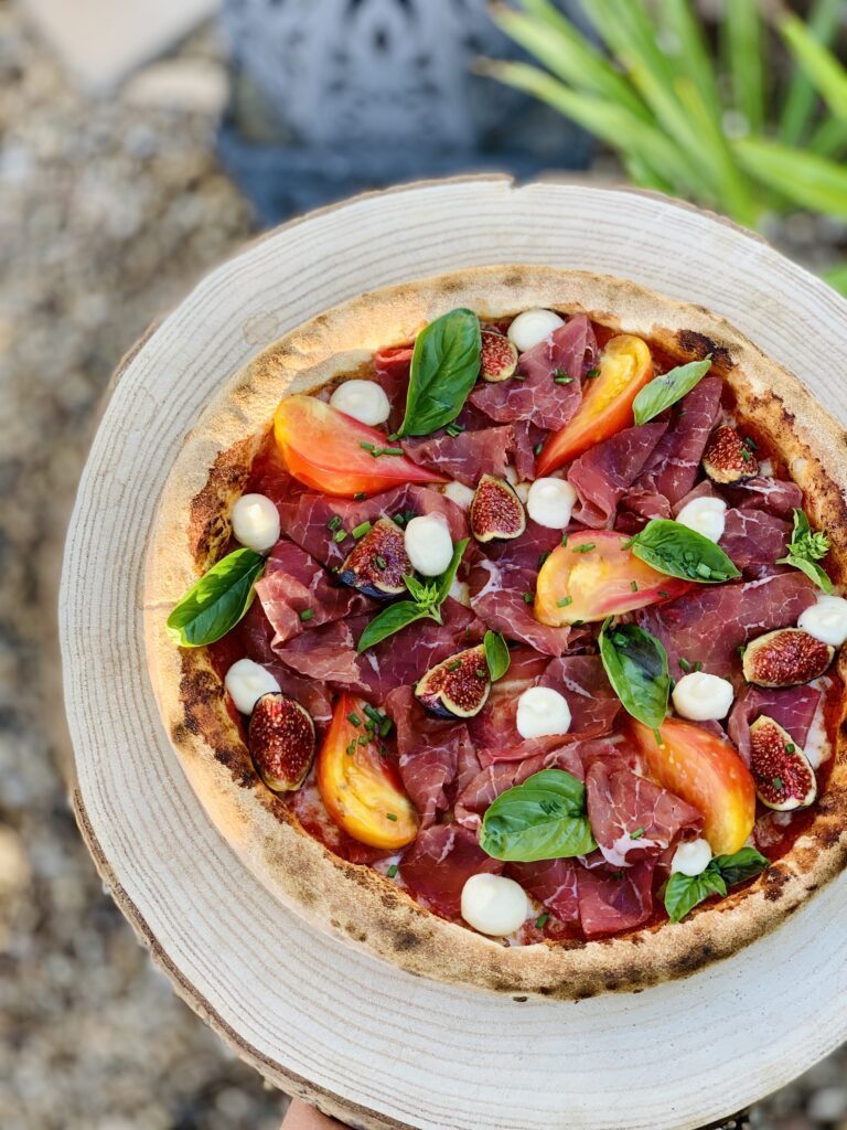 Pizza Bresaola, Figues et Céleri : Une Alliance Gourmande et Raffinée PIZZA BRESAOLA FIGUES CELERI 768x1024