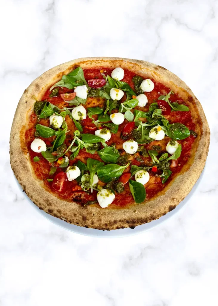 La Pizza Margherita Revisitée : Un Mariage de Tradition et de Fraîcheur Margherita Revisitee 731x1024