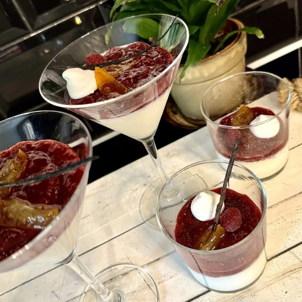 Recette de Panna Cotta au Confit de Framboises : Un Dessert Raffiné et Facile à Réaliser Panna Cotta Confit Framboises 1024x1024