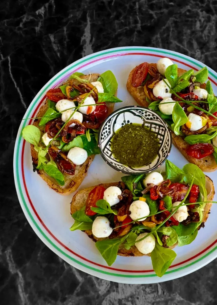 Tartines de Pain de Campagne aux billes de Mozzarella marinées tartines de pain de campagne billes de mozarella