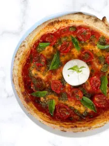 pizza aux tomates confites et burrata