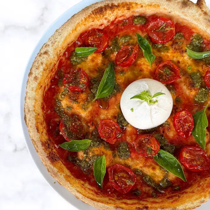 pizza aux tomates confites et burrata