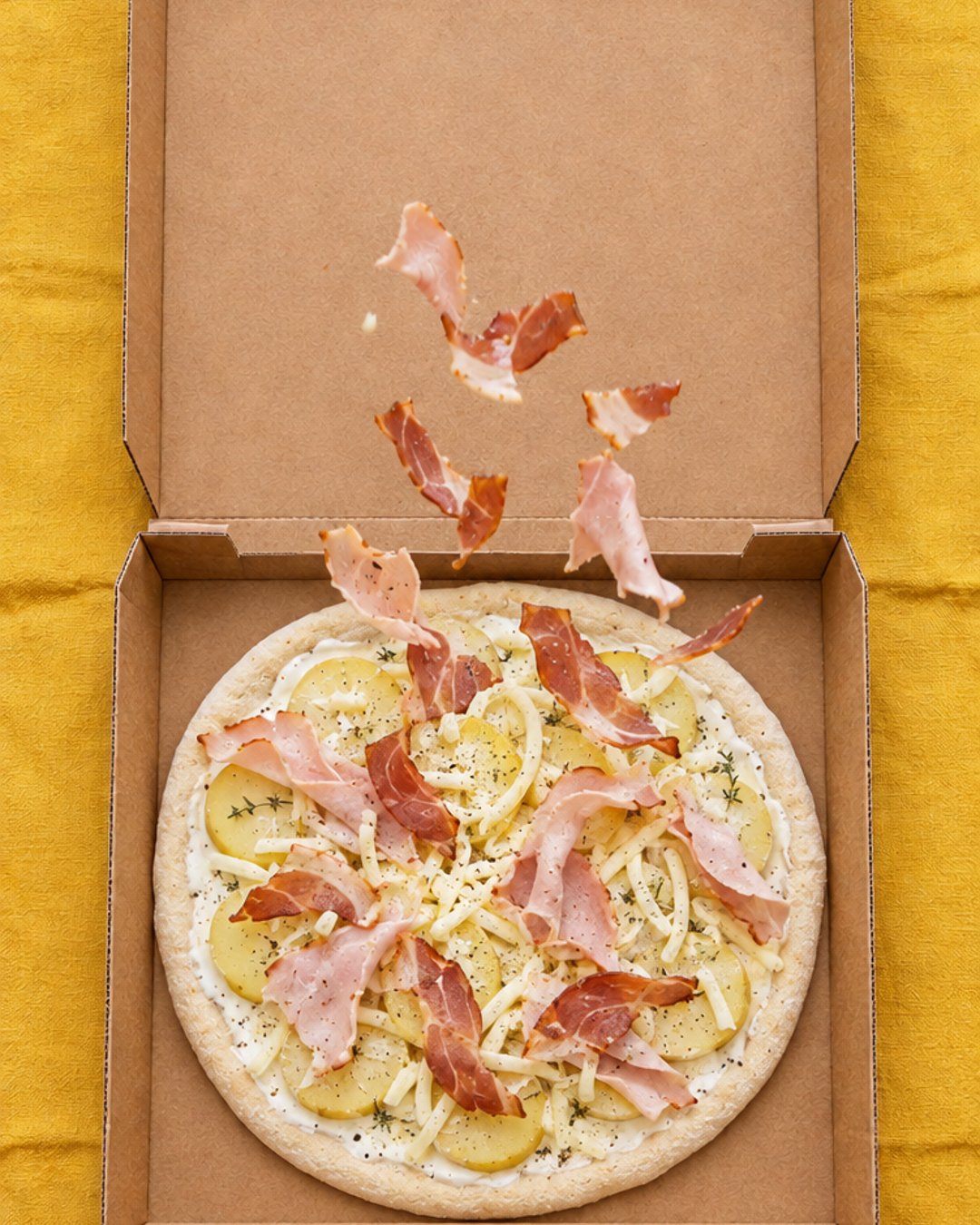 Étape 6 sur 9 : Le jambon et le speck tombent sur la pizza