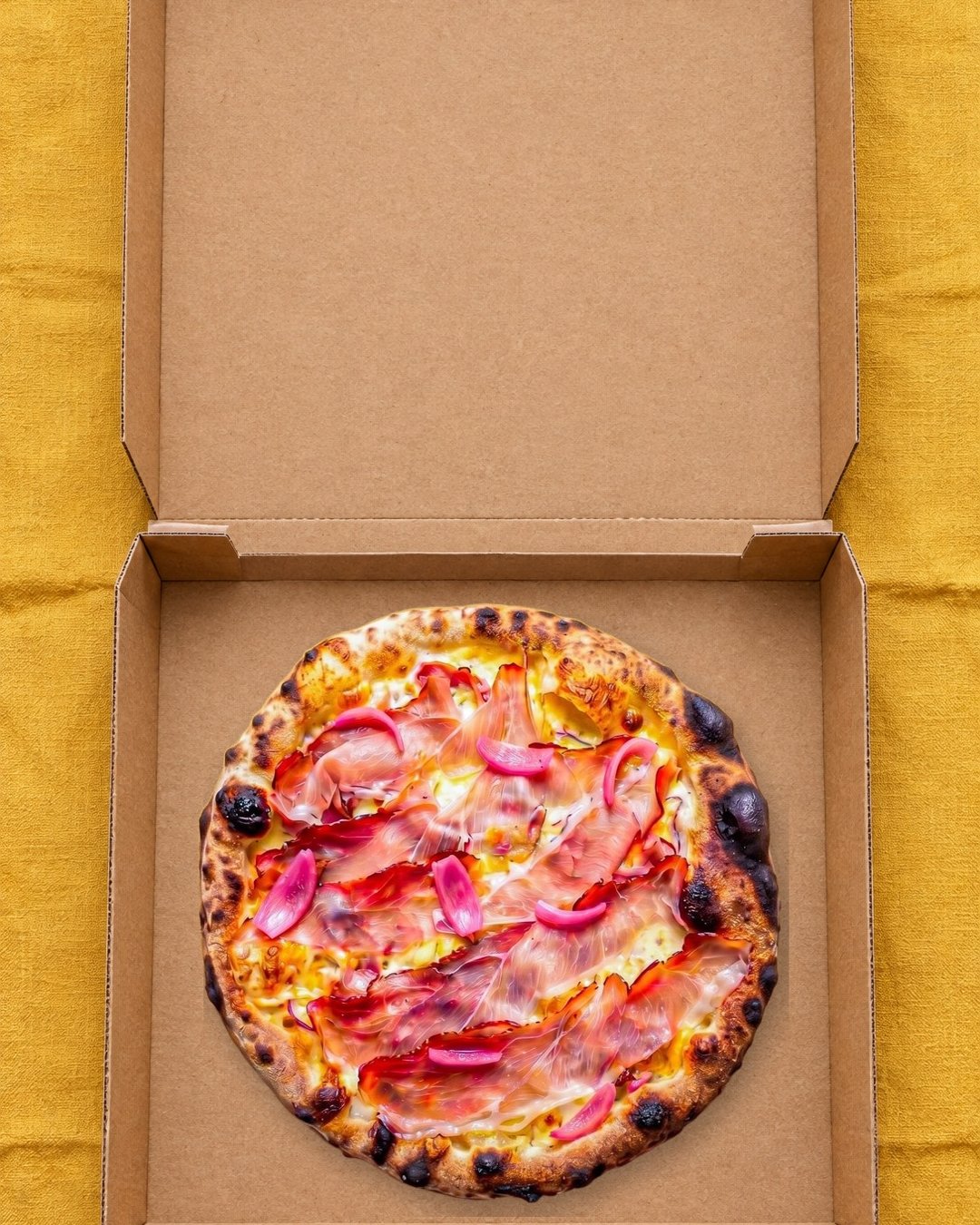 Étape 9 sur 9 : La boîte ouverte sur la pizza cuite