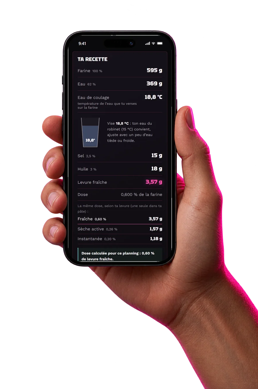 Outils 1 Une main tient un téléphone qui affiche le calculateur pizza classique, écran « Ta recette »